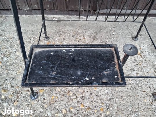 retro vintage kovácsoltvas asztal ,virágtartó újságtartó 