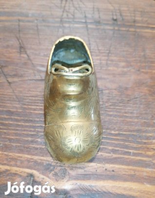 réz cipő vitrin tárgy
