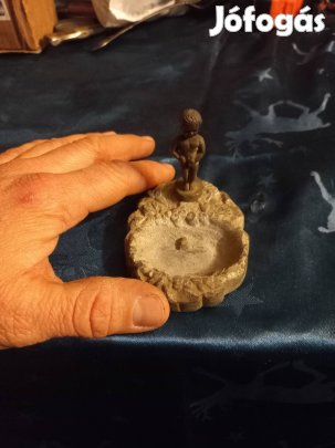 réz pisilős fiú szobor