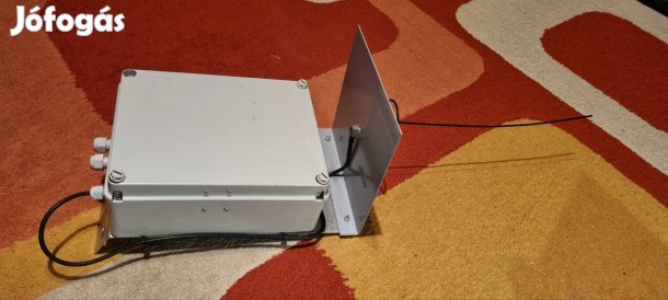 riasztó központ antennával 