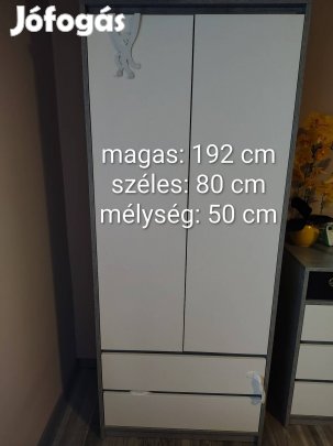 ruhás szekrény 