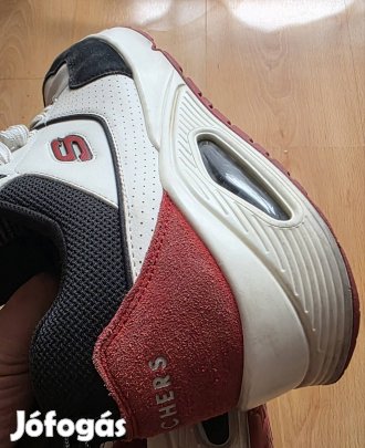 sckechers 44 méretű cipő 
