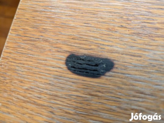 sérült dohányzóasztal