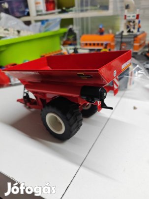 siku 1:32 átrakó kocsi 