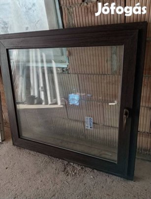 sötéttölgy hatású műanyag ablak