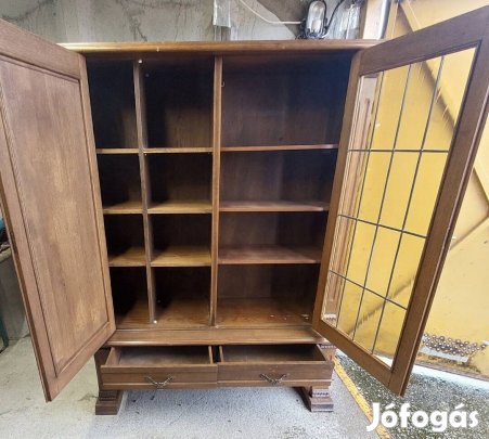 szekrény faragott
