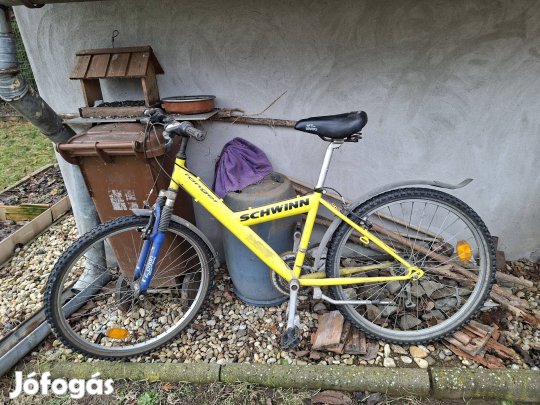 szekrény sor meg egy bringa 