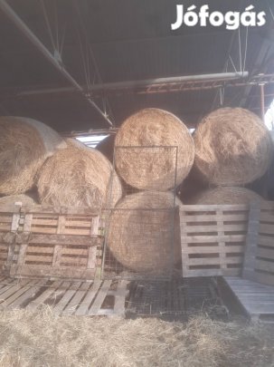 szénabála tárolóbol