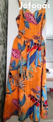 színes V-nyakú maxi ruha.