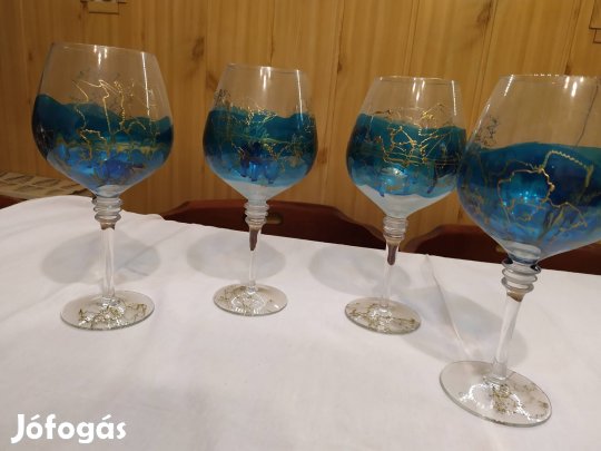 színes boros poharak