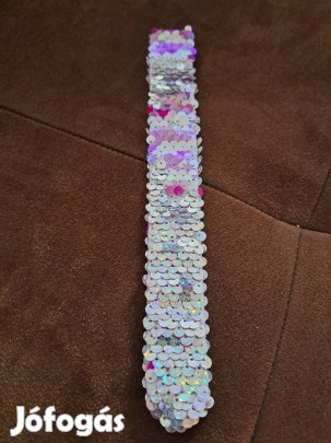 színes karkötő