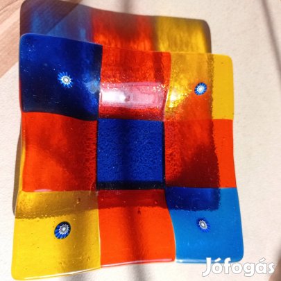 színes üveg kis tálka