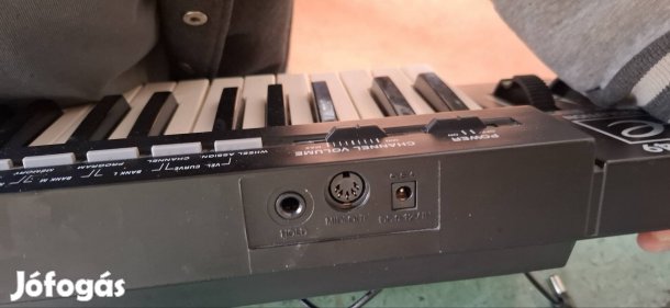 szintetizátor vagyis bilentyüzett.