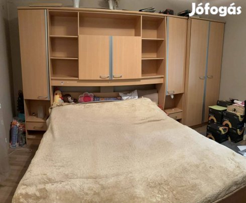 szoba bútor ágyal