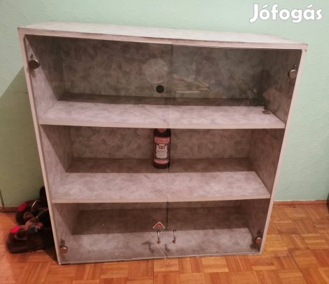 szürke 2 polcos üveges szekrény. 