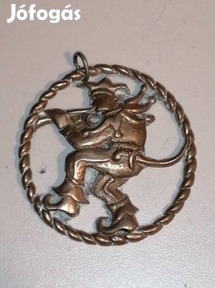 udvaribolondot ábrázoló antik medál