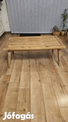 új fa kültéri asztal