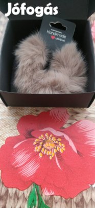 új szürkés barna színű pihe puha szőrös hajgumi 