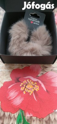 új világosbarna színű pihe puha szőrös hajgumi 