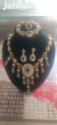 új zöld piros arany színű kövekkel díszített esküvői ékszer szett 