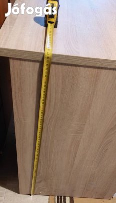 újszerű állapotban lévő íróasztal.