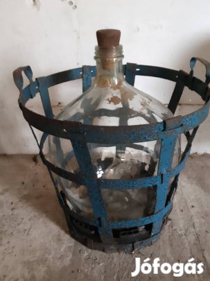 üvegballon fémkosárban