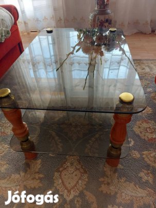 üveges dohanyzóasztal