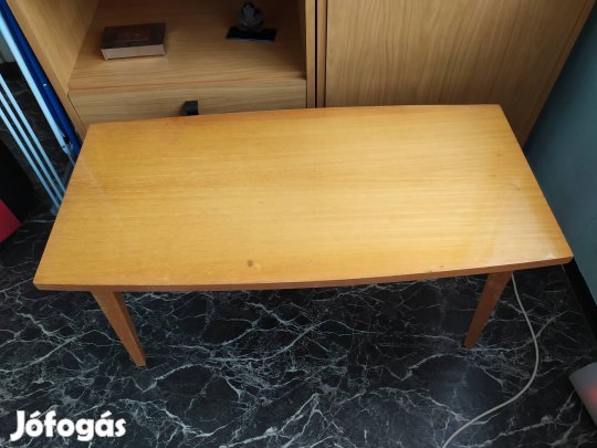 világos, lakkozott kisasztal