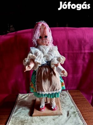 vintage baba népviseletben fatalpon