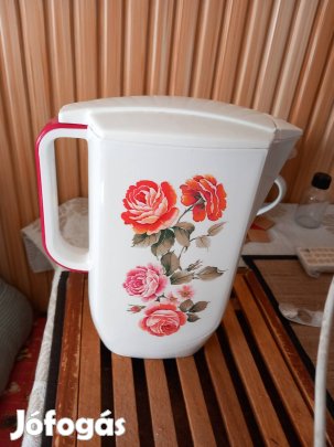virágos műanyagkancsó tetővel